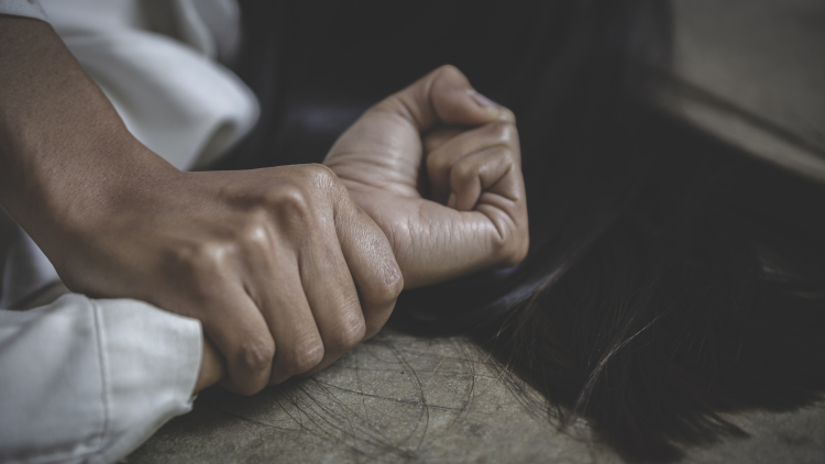 Συνελήφθη 45χρονος στο Ηράκλειο Κρήτης για εργασιακή εκμετάλλευση και κακοποίηση μάνας και κόρης
