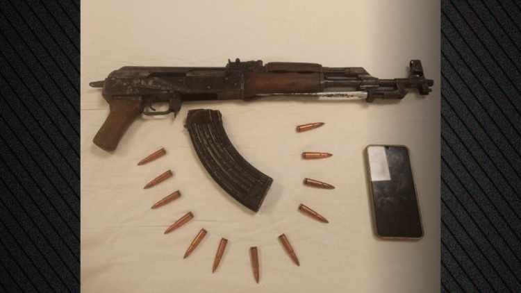 Συνελήφθη σε σταθμό ΚΤΕΛ της Αθήνας 20χρονος που κατείχε και μετέφερε καλάσνικοφ