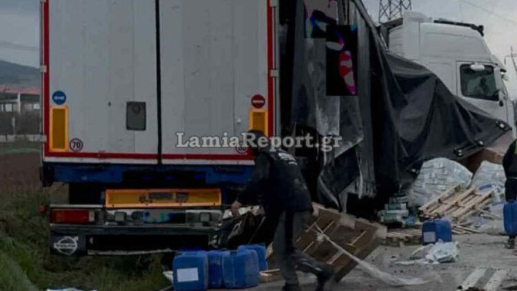 Νταλίκα εξετράπη της πορείας της στην ε.ο. Θηβών – Σχηματαρίου, έπεσαν τσιμέντα και ορυκτέλαια στον δρόμο, δείτε φωτογραφίες