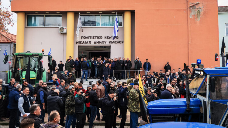 Νέα έκκληση για διάλογο από την κυβέρνηση, ενώ οι αγρότες παραμένουν στα μπλόκα και στέλνουν λίστα αιτημάτων στον πρωθυπουργό