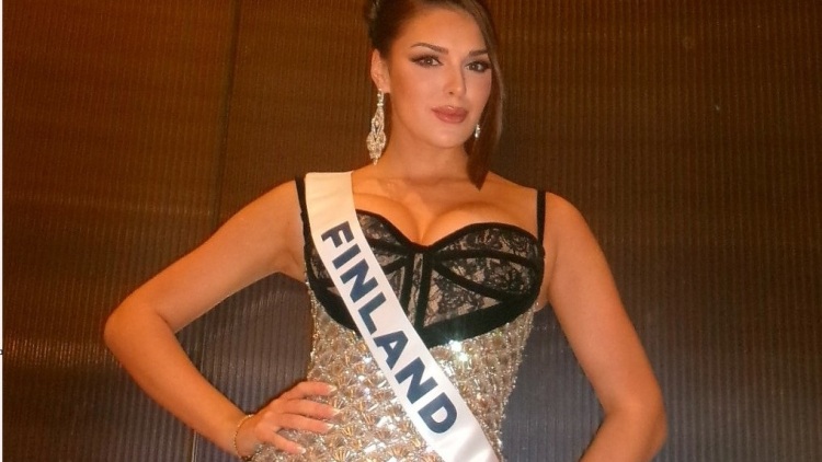 Σάλος στη Φινλανδία μετά τη «ρατσιστική» χειρονομία της Miss Finland, της πήραν τον τίτλο