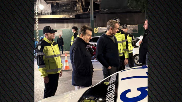 Επίσκεψη Μητσοτάκη σε μπλόκο της Τροχαίας στη Σταδίου: Έκανε αλκοτέστ για να δει πως γίνεται, δείτε φωτογραφίες