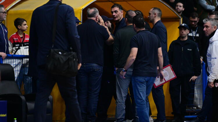 Μπαρτζώκας για το φραστικό επεισόδιο που είχε με φίλαθλο του Περιστερίου: Μου προκαλεί αηδία να με βρίζει χυδαία ένας μεγάλος σε ηλικία άνθρωπος 