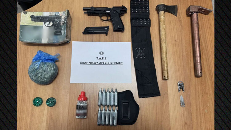 Μίνι οπλοστάσιο και ναρκωτικά είχε ο 59χρονος που απείλησε οδηγό με τσεκούρι στον Άλιμο