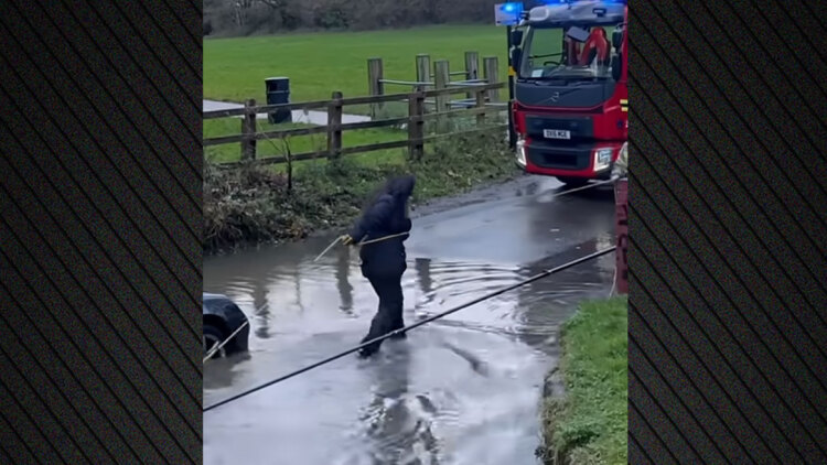 Δείτε βίντεο: Η στιγμή που η Πυροσβεστική στη Βρετανία «διασώζει» γυναίκα από... λακκούβα με νερό