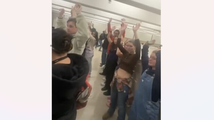 Οι στιγμές τρόμου στο πανεπιστήμιο Brown μετά τους πυροβολισμούς: Αστυνομικοί απομάκρυναν φοιτητές που είχαν κρυφτεί