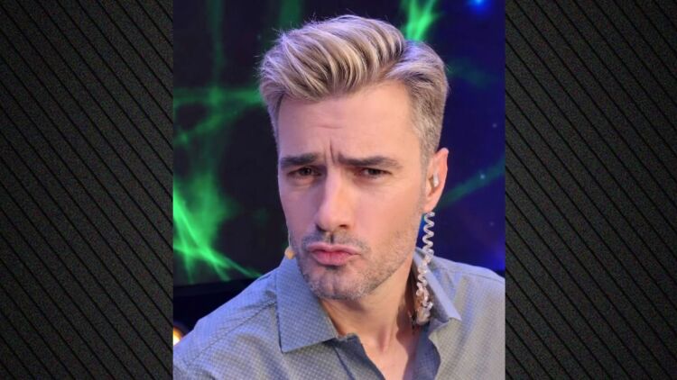 Ο Γιάννης Τσιμιτσέλης «παίζει» με τα μαλλιά του: Επιτέλους μετά από χρόνια έκανα μια αλλαγή, γράφει