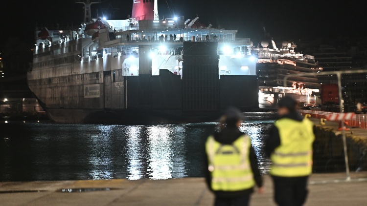 Έφτασαν στον Πειραιά οι 15 συλληφθέντες για την υπόθεση του ΟΠΕΚΕΠΕ, θα οδηγηθούν στην ευρωπαϊκή εισαγγελέα