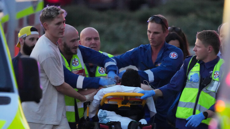 Επί 10 λεπτά πυροβολούσαν κατά του πλήθους στο Σίδνεϊ οι δύο ένοπλοι: Στους 16 οι νεκροί, σοκαριστικές περιγραφές από αυτόπτες μάρτυρες