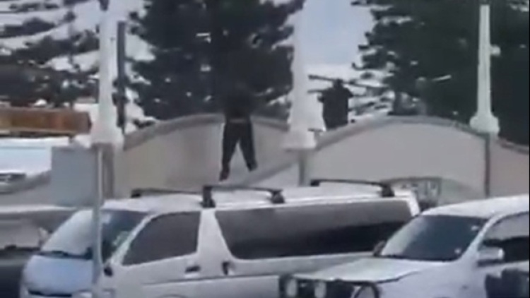 Συναγερμός στο Σίδνεϊ: Πυροβολισμοί από δύο άγνωστους στη γνωστή παραλία Μπόντι, αναφορές για θύματα, δείτε βίντεο