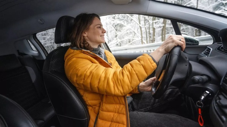 Πόσο επικίνδυνο είναι να οδηγείς με χοντρό μπουφάν;
