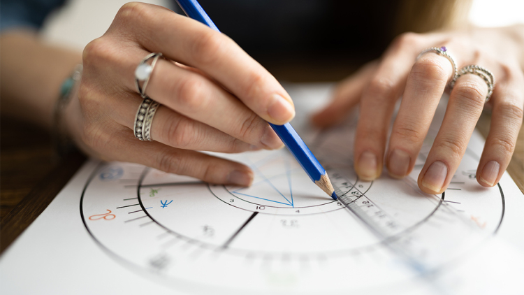 Γιατί πιστεύουμε στα ζώδια; Η ψυχολογία πίσω από την αστρολογία