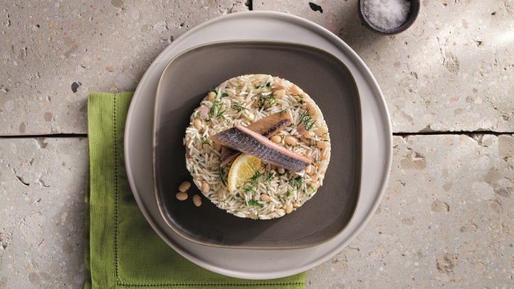 Φασουλόρυζο με ρέγγα και μυρωδικά
