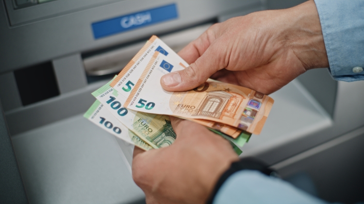 Ποιοι πάνε ταμείο αυτήν την εβδομάδα - Όλες οι πληρωμές για συντάξεις, επιδόματα και δώρα
