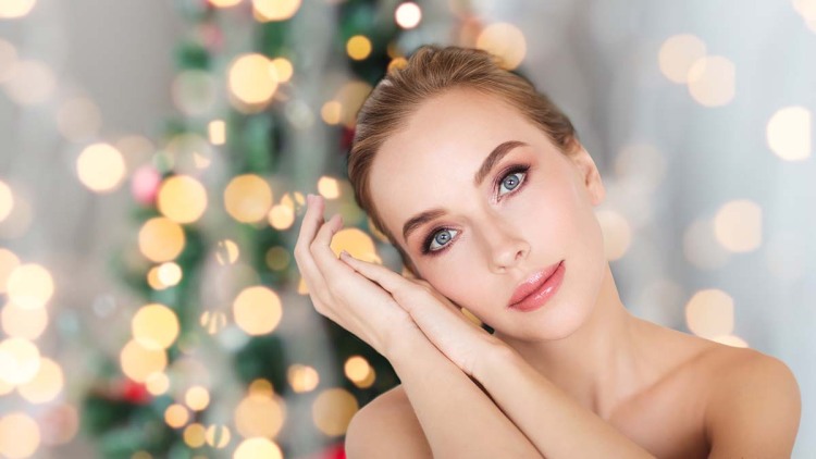 Η ρουτίνα περιποίησης που «μεταμορφώνει» το πρόσωπο αυτές τις γιορτές σε 3 απλά βήματα
