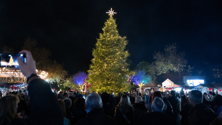  Φωταγωγήθηκε το χριστουγεννιάτικο δέντρο που στολίζει το Χωριό των Μαγεμένων στη Θεσσαλονίκη, δείτε φωτογραφία