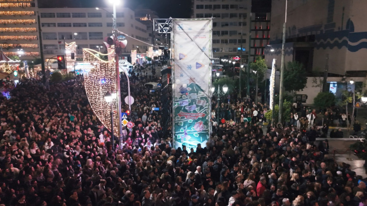 Πυροτεχνήματα, 120.000 λαμπιόνια και Λένα Ζευγαρά live στον Πειραιά 