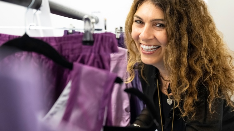 Μαγιού Τρικεριώτη: «Η Κρίστεν Στιούαρτ μού είπε ότι σιχαίνεται το μοβ αλλά το φορούν οι psycho και ήταν τέλειο για τη σκηνή» 