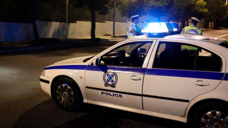 Θεσσαλονίκη: Μοτοσικλετιστής πέρασε με κόκκινο, αγνόησε σήμα αστυνομικών και ανέβηκε σε πεζόδρομο για να ξεφύγει