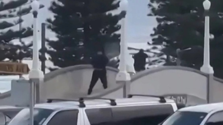 Βίντεο: Ήρωας αστυνομικός πυροβολεί από απόσταση 40 μέτρων και σκοτώνει έναν από τους τρομοκράτες του Σίδνεϊ