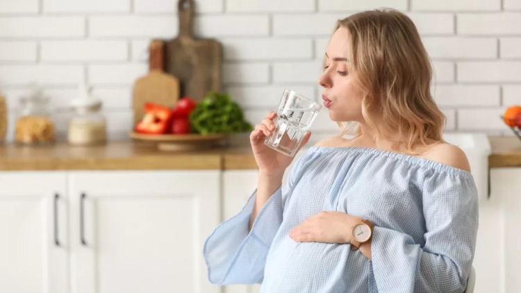 Παντοτινά χημικά στο ποτήρι μας: Μεγάλοι κίνδυνοι για τα μωρά από το νερό που πίνουν οι μητέρες
