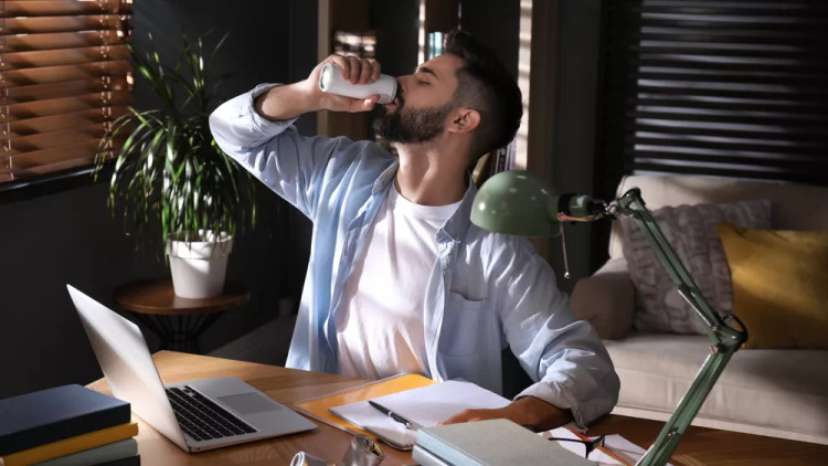 Η ιστορία ενός 50χρονου που έπινε 8 ενεργειακά ποτά την ημέρα και έπαθε εγκεφαλικό
