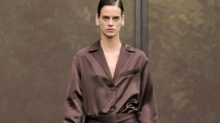 Σατέν παντελόνι: Το key-item για τις εμφανίσεις των γιορτών
