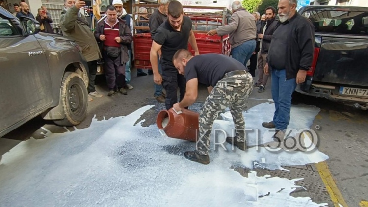 Αγρότες έχυσαν γάλα έξω από τη ΔΟΥ Χανίων, δείτε βίντεο