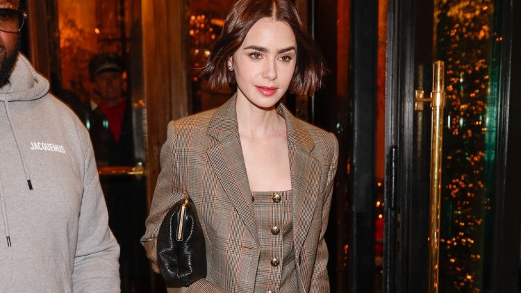 Πώς να φορέσετε καρό στο γραφείο σύμφωνα με τη Λίλι Κόλινς
