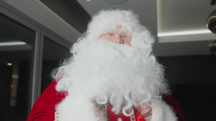 Ο Έρλινγκ Χάαλαντ ντύθηκε Άι Βασίλης και μοίρασε δώρα στο Μάντσεστερ, δείτε βίντεο