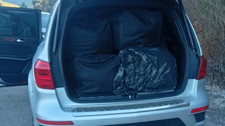 Επεισοδιακή καταδίωξη 23χρονης στα Ιωάννινα: Είχε 215 κιλά κάνναβης σε τζιπ στο οποίο ήταν ο 2,5 ετών γιος της, χτύπησε περιπολικά για να διαφύγει