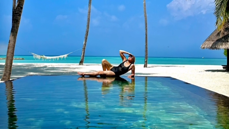Η Κιμ Κατράλ ανέβασε φωτογραφία της με μαγιό από το ταξίδι του μέλιτος στις Μαλδίβες