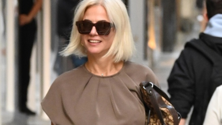 Χριστίνα Κοντοβά: Με την κόρη της Έιντα στην Αθήνα - Τα look που επέλεξαν