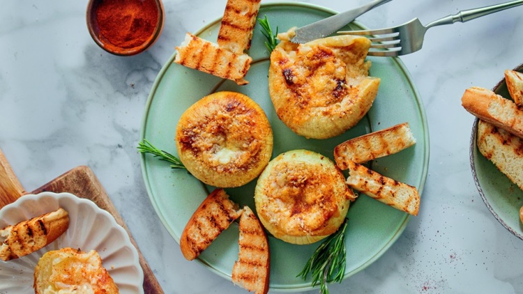 Γεμιστά κρεμμύδια με μπεσαμέλ και γραβιέρα