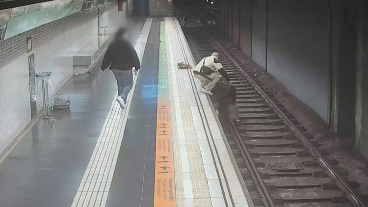 Αστυνομικός εκτός υπηρεσίας έσωσε άνδρα που έπεσε στις γραμμές του Μετρό στη Βαρκελώνη, δείτε βίντεο