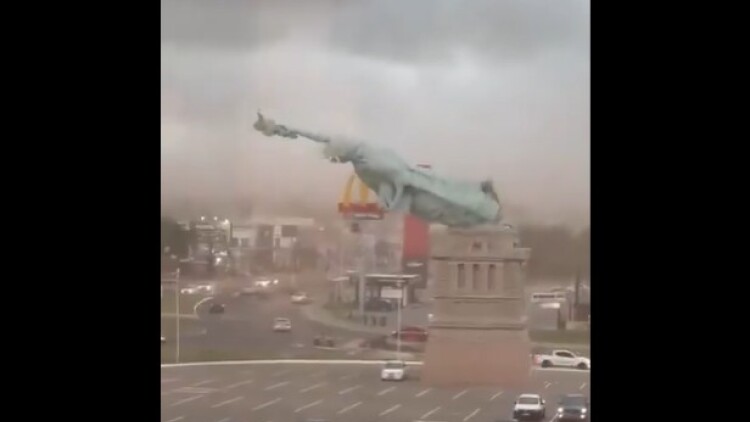 Η στιγμή που ισχυρός άνεμος γκρεμίζει αντίγραφο του Αγάλματος της Ελευθερίας στη Βραζιλία