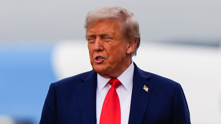 «Δεν πίνω, αλλά αν το έκανα, θα είχα πολύ καλές πιθανότητες να είμαι αλκοολικός»: Απόλυτη κάλυψη από τον Τραμπ στην προσωπάρχη του Λευκού Οίκου