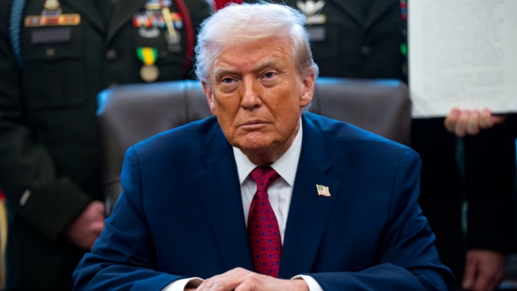 Ο Τραμπ χαρακτηρίζει τη φαιντανύλη όπλο μαζικής καταστροφής και εξετάζει χαλάρωση περιορισμών στη μαριχουάνα 