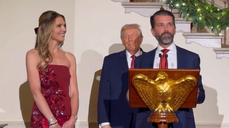 Με τη Μπετίνα Άντερσον, μέλος της κοσμικής κοινωνίας του Παλμ Μπιτς, αρραβωνιάστηκε ο Ντόναλντ Τραμπ Τζούνιορ 