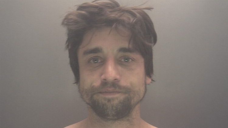 32χρονος έκανε κατάληψη στο σπίτι της γειτόνισσάς του στο Λίβερπουλ για μήνες, την απειλούσε ότι θα μαχαιρώσει εκείνη και τα σκυλιά της
