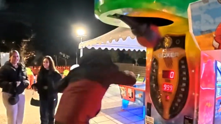 Νέα τούμπα του Ευτύχη Μπλέτσα: Έριξε μπουνιά σε μηχάνημα και βρέθηκε το έδαφος, δείτε βίντεο