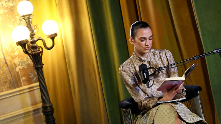 Service95 Book Club: Η Ντούα Λίπα έχει το δικό της book club – Τι πρέπει να γνωρίζετε
