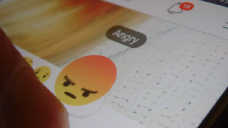 Πώς αντιδρούν οι πολίτες στις δημοσιεύσεις των πολιτικών στο Facebook: Τα θυμωμένα emoji σε κόμματα και θεματολογία