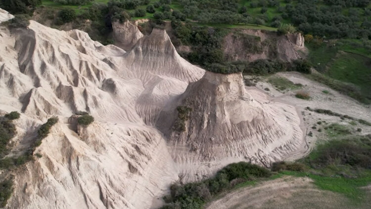 Το μέρος στην Ελλάδα που θυμίζει Καππαδοκία, δείτε εντυπωσιακά βίντεο