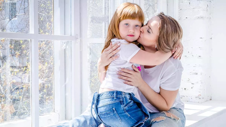 «Όταν μάθαμε τη διάγνωση, κατέρρευσα» λέει η μητέρα της μικρής Αλεξάνδρας με τη σπάνια νόσο BPAN
