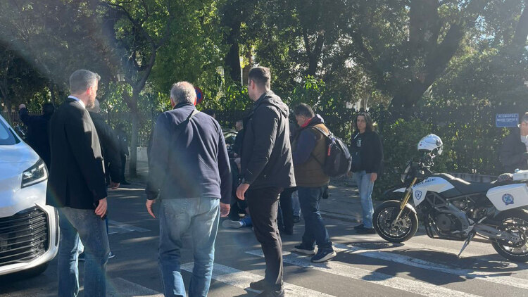 Τροχαίο στο κέντρο της Αθήνας: ΙΧ παρέσυρε πεζό