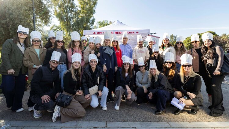 Η Coca-Cola και ο Ελληνικός Ερυθρός Σταυρός μαζί αυτά τα Χριστούγεννα: Μια μεγάλη αγκαλιά για τους συνανθρώπους μας που έχουν ανάγκη