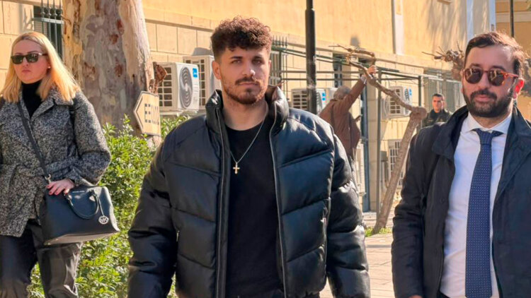 Η μήνυση του 22χρονου στον Γιώργο Μαζωνάκη - Τι καταγγέλλει για τις συναντήσεις στο καμαρίνι του και τα μηνύματα που εξαφανίστηκαν