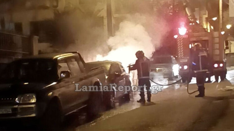Στιγμές πανικού στη Λαμία: Αυτοκίνητο τυλίχτηκε στις φλόγες σε πυκνοκατοικημένη περιοχή, βίντεο