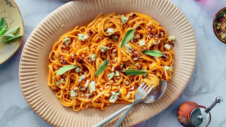 Λινγκουίνι με κρέμα γλυκοπατάτας, μπλε τυρί και φουντούκια